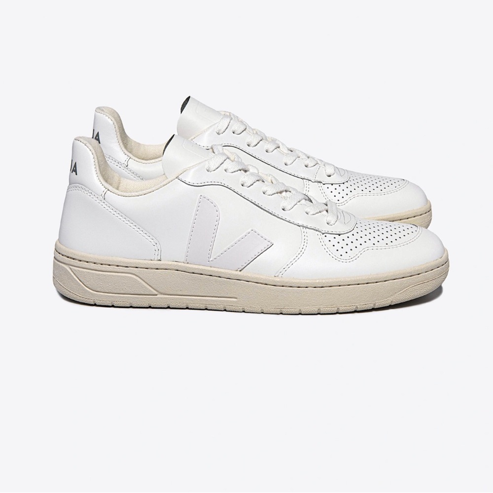 Veja Men’s V-10 Leather Sneaker, Extra White US Size 11